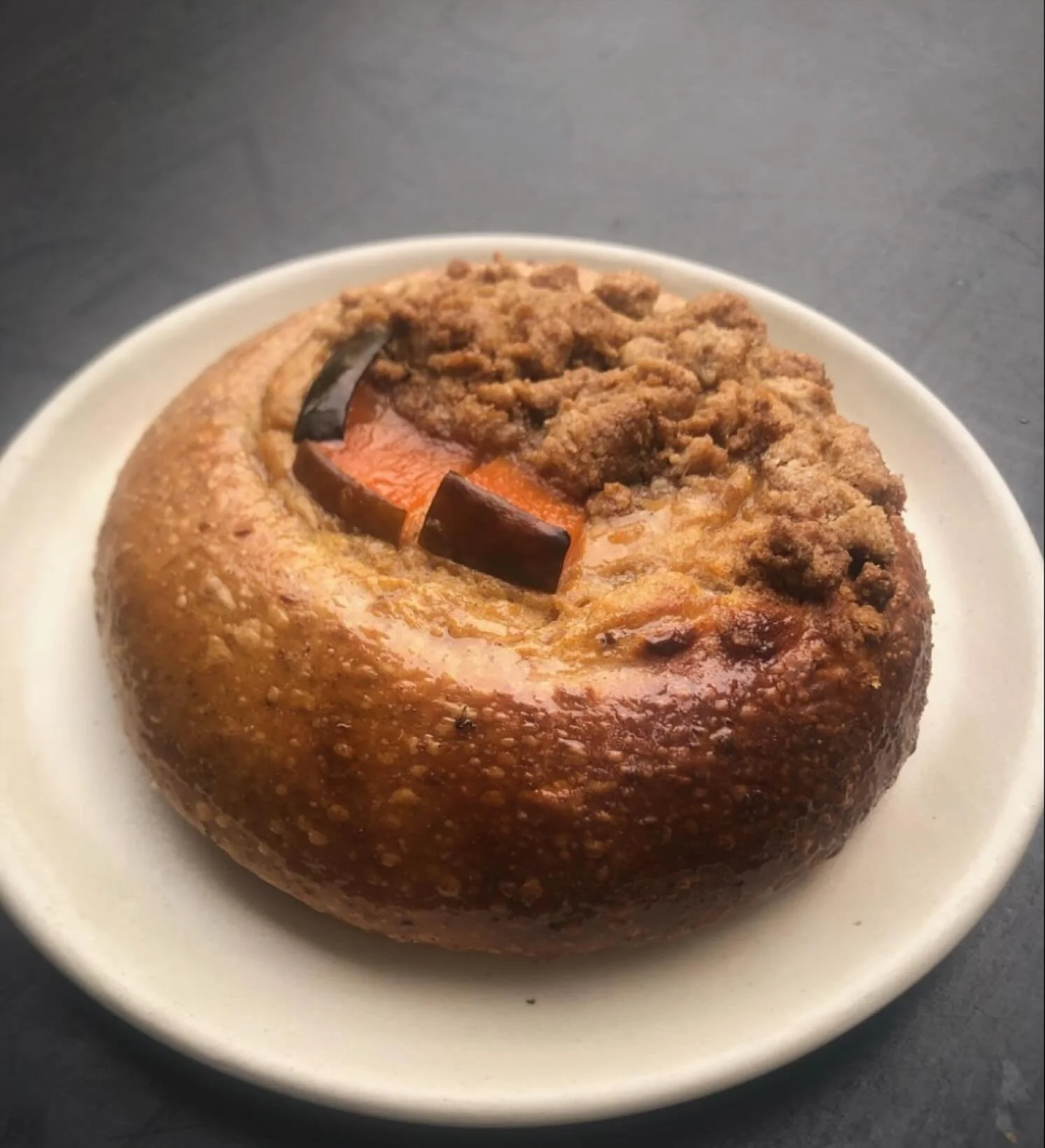 Our friends at @hearthbakeryhw based on Hackney Wick (near @growhackney) have announced their new seasonal pie bun as Pumpkin Sour Dough Brioche! Filled with pumpkin custard, sugar poached pumpkin and picked crumbled pie crust 😋
If you are near Hack