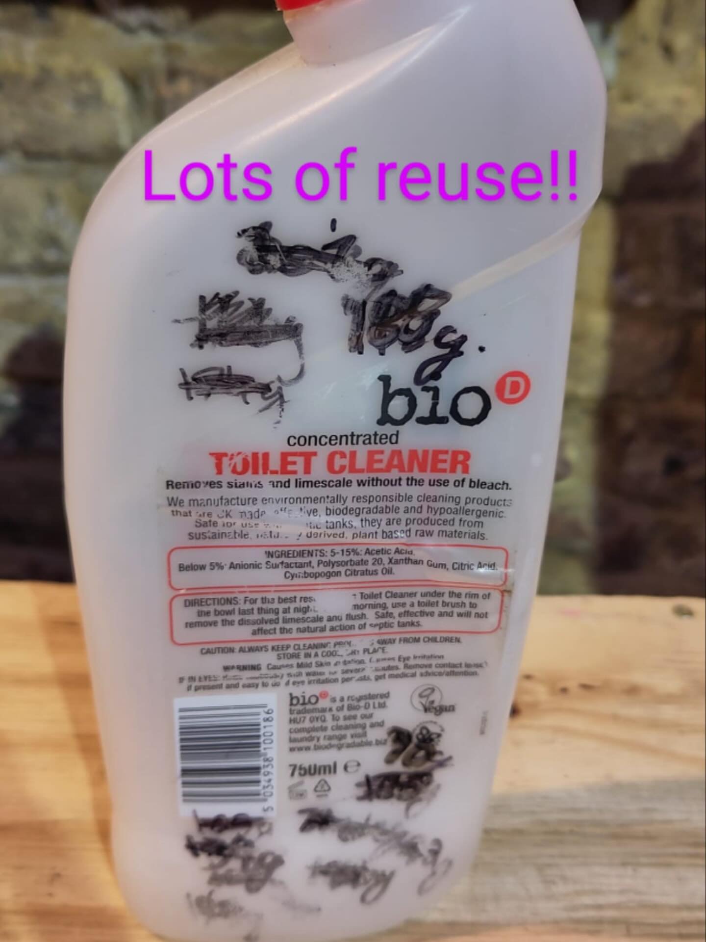 We love seeing containers that have been reused many times 😊 

As your container doesn&rsquo;t have to be empty, when you arrive, the weight may be different each time. This is very useful for liquids, like @thebiodcompany toilet cleaner. 

Just use