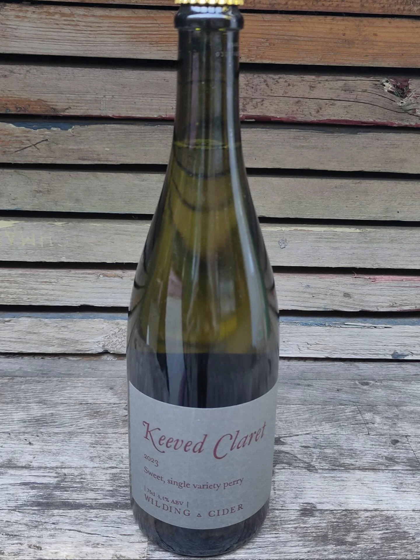 We have a new Perry from @wildingcider 
This is a sweet fine Perry as it is made from a rare late season pear called Keeved Claret. 
Aromas of dried fruit and poached pear, with pear skin tannins on the tongue and brown sugar. 
Pairs well with desser