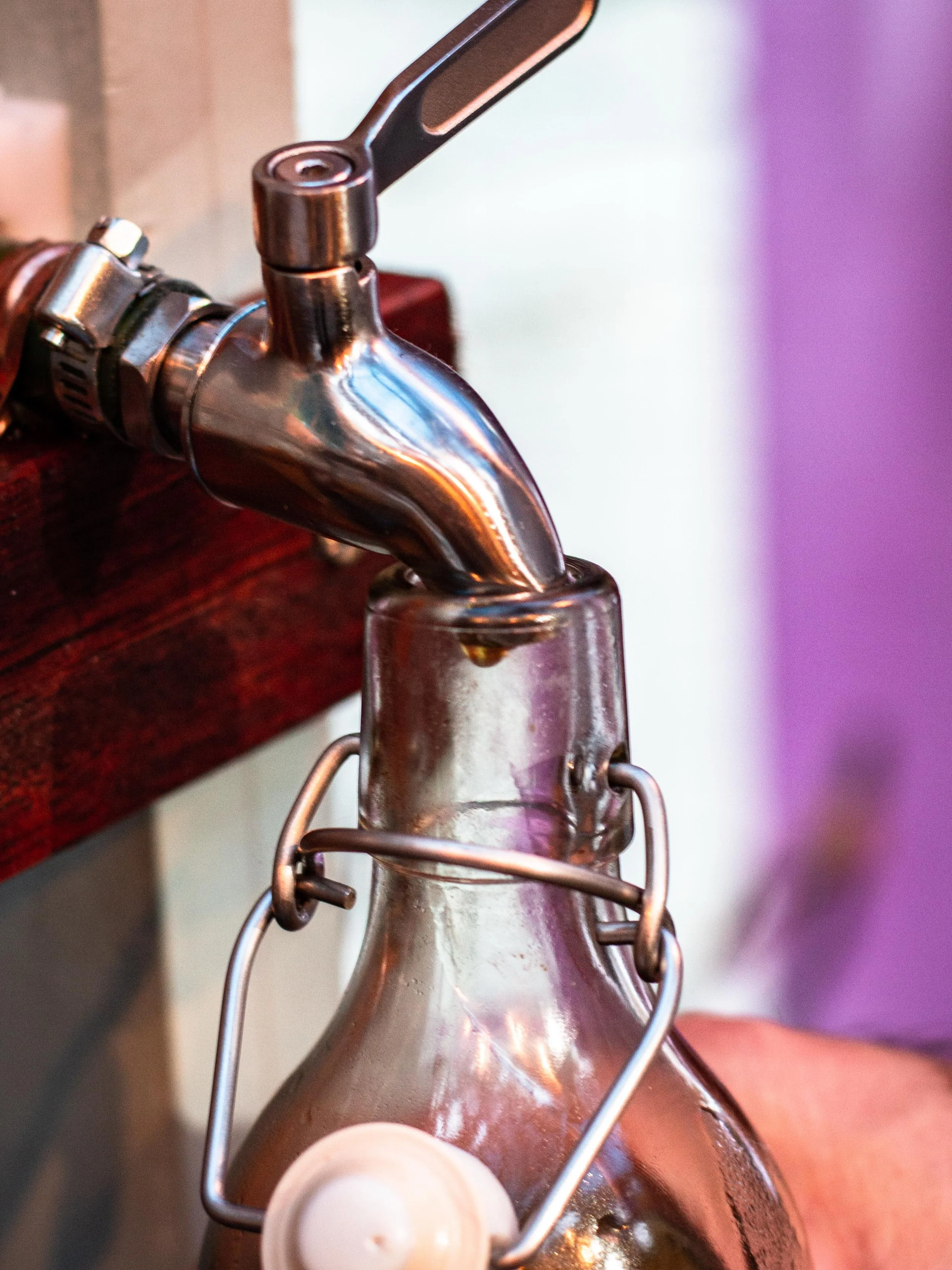 The hero on our shelves: our refill olive oil from @zoioliveoil 🫒
It&rsquo;s a regeneratively farmed, cold-pressed Greek olive oil from a small family grove, and because it&rsquo;s on tap, you bring your bottle, fill what you need, and pay only for 