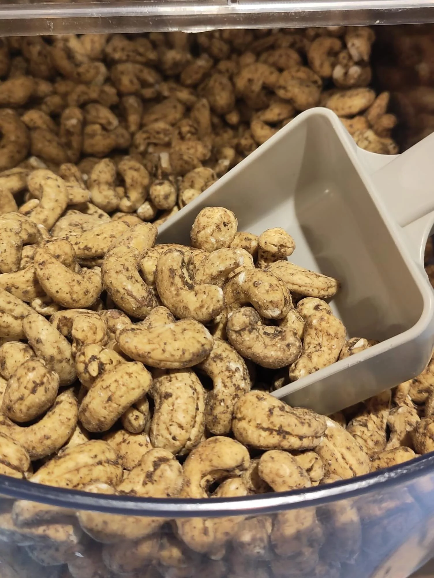 New snack option black pepper cashews. 
Perfect for hiking, picnics, desk snacking and BBQ&rsquo;s. 

#organicsnack #organicashew #refillshopsoflondon #plasticfree #hackneycityfarm