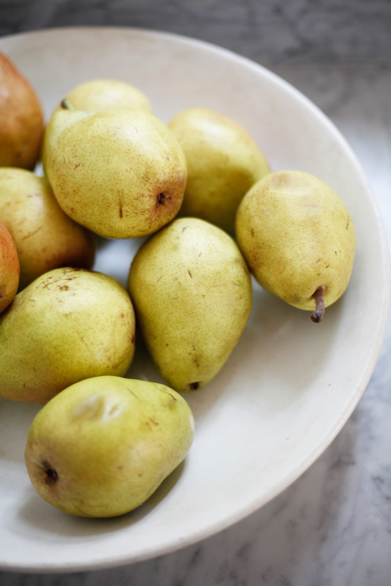 Pears in bowl