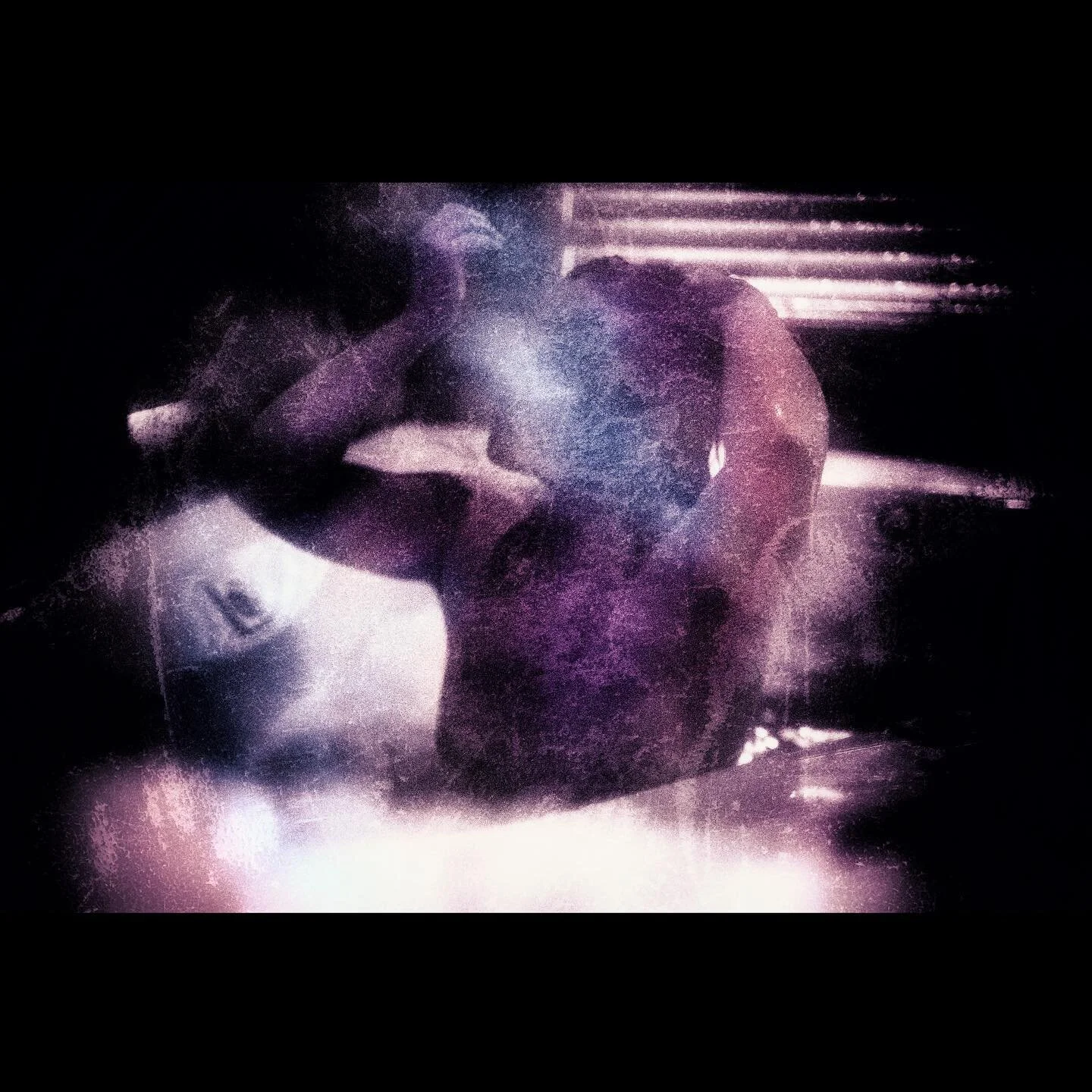 Exploring the depths inside of the soul. I&rsquo;ve felt inspired since the white out series. Fell into memories of the Dark Tower, Mirrormask, and Neverwhere. 

#budoir #surreal #mirrormask #darktower #neverwhere #gaiman #bath #kalermagazine #graini