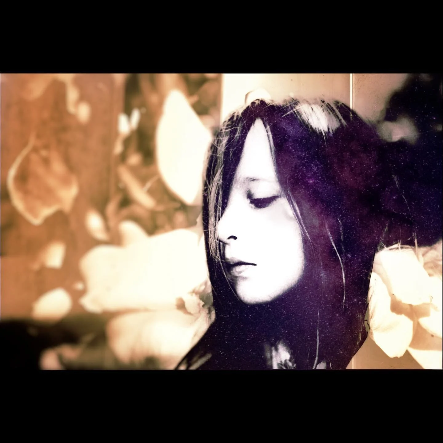 Something a little different. I wanted to try a more two toned image with contrast. I&rsquo;m really liking these pieces, and I think they&rsquo;d make an interesting book. 

#alternativephotography #alternative #35mmmagazine #mixedmedia #surreal #fi