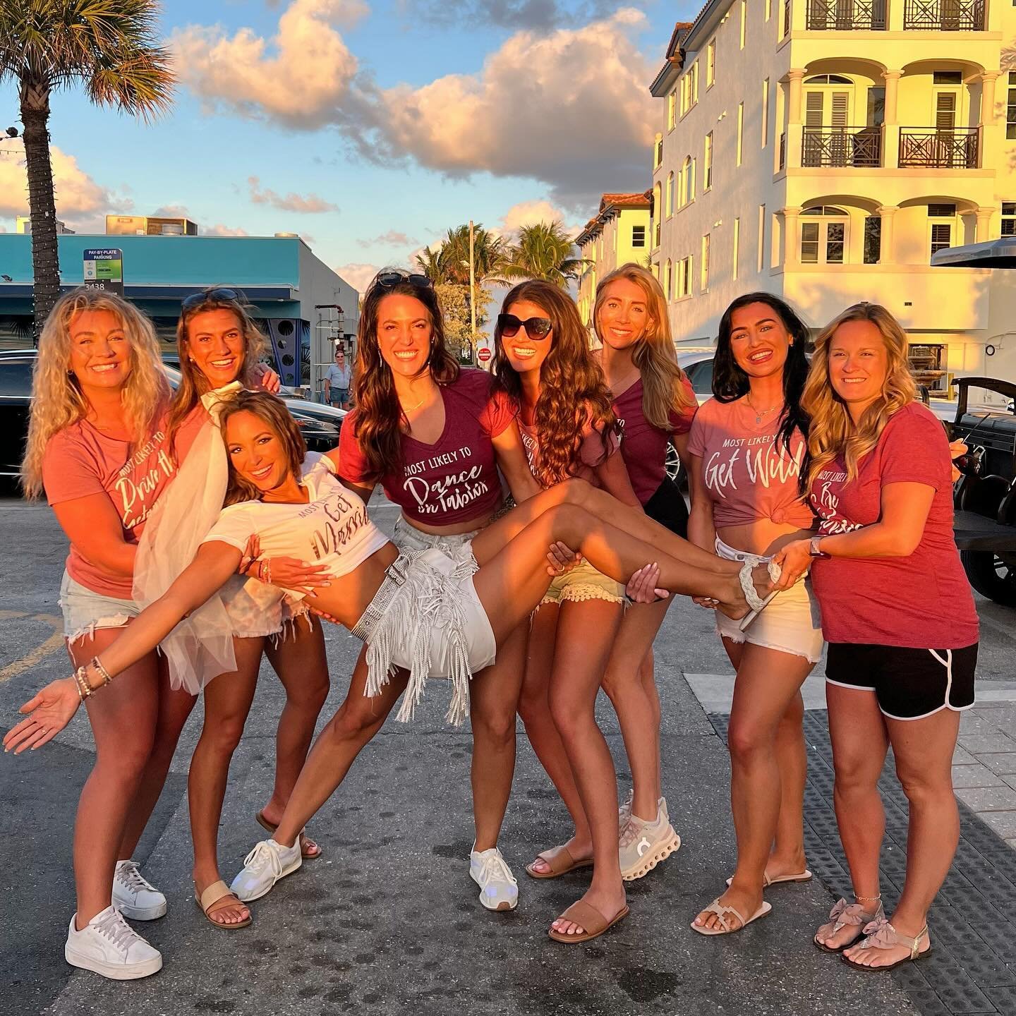 If only this post could capture all the hilarious moments of our beach Bachelorette recap ✨ still no ideas where the Yankee hat came from&hellip;

Thank you again to our incredible friends and family pulling this off! We were blown away.

#bacheloret