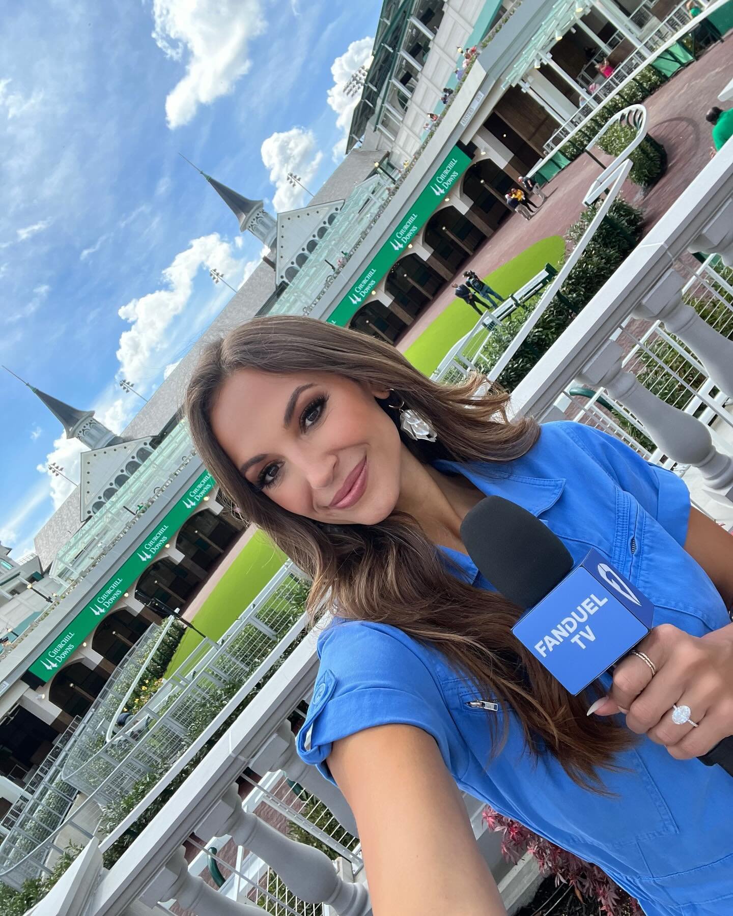 Me and the @fandueltv crew are taking votes on if my (cute!) jumpsuit looked more like scrubs or if I&rsquo;m ready to change your tire. 💁🏽&zwj;♀️ But who cares because it&rsquo;s DERBY WEEK! Two days down! Three more fun ones ahead!

#kyderby #ken