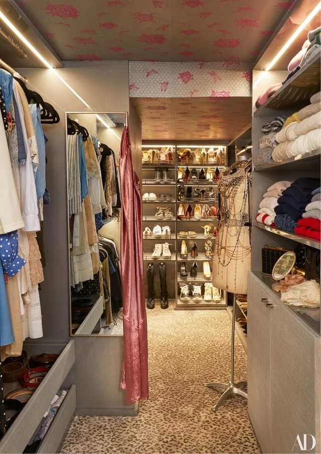 Custom Flora Wallpaper in Fuchsia/Silver, Interiors by John Bossard, Carole Radziwill's dressing room, Architectural Digest August 2017