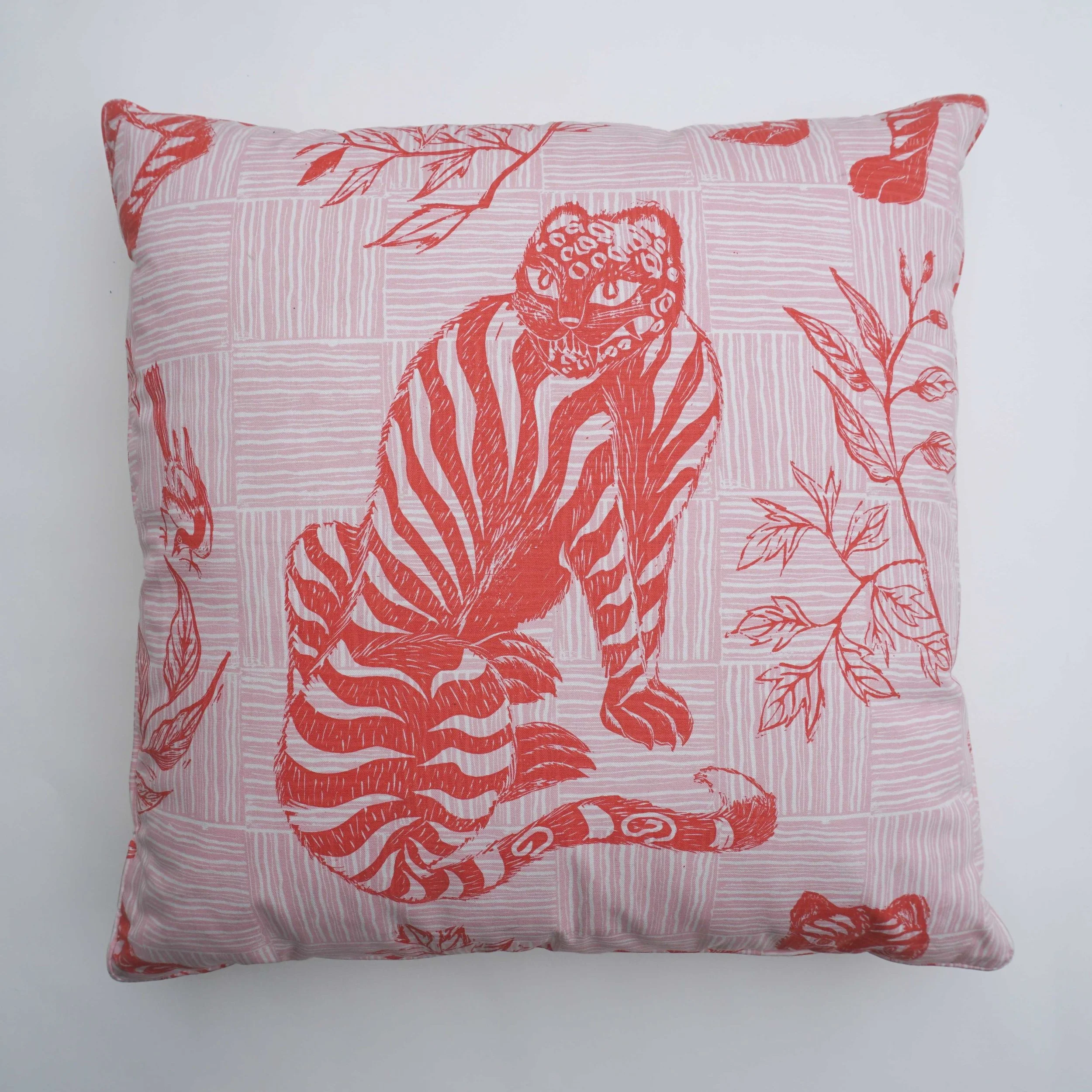 Sitting Tiger & Magpie in Carmine, KF220-03P