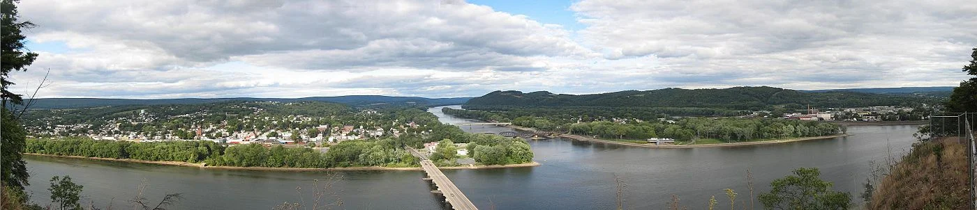 Shikellamy_State_Park_Overlook_Panorama.JPG