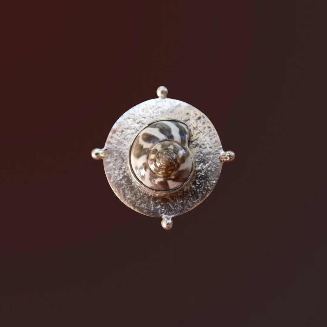 Size 8 Umbonium Shell Ring