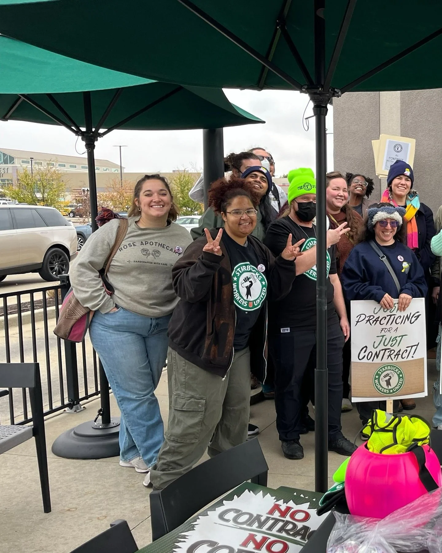 GEO solidarity with the Starbucks Workers United practice picket over the weekend ✊