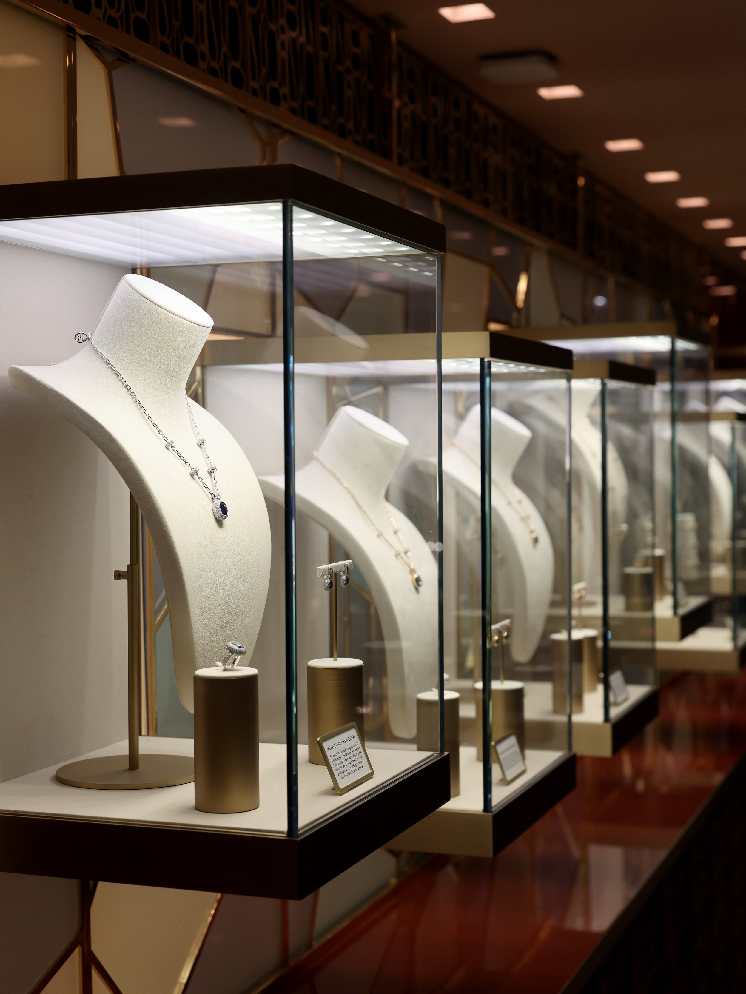 Pomellato, artisan milanais du bijou contemporain, choisit Philippine Leroy-Beaulieu comme nouvelle figure de la maison