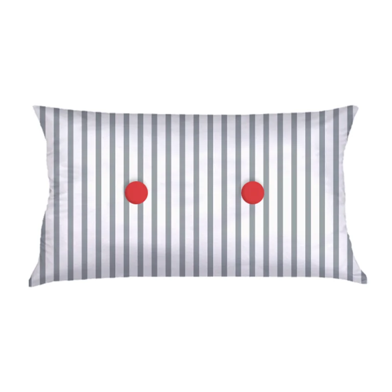 ESTOU EM PRODUÇÃO! JÁ JÁ VOLTO PARA O ESTOQUE! ALMOFADA BAGUETE LISTRAS (CAPA + RECHEIO) | CINZA E BRANCO BOTÕES VERMELHOS | 48X28CM | R$145,00 COD: KIDS_CZ_0041 CAPAS NÃO PODEM SER VENDIDAS SEPARADAMENTE