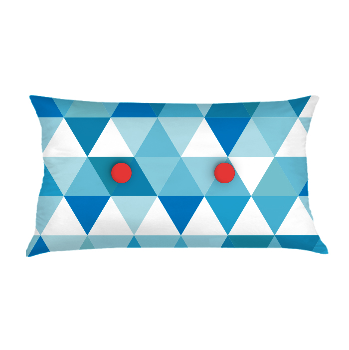 ALMOFADA TRIANGULOS | azul I BOTÕES VERMELHOS | 48X28CM | R$145,00 cod: KIDS_AZ_0006 CAPAS NÃO PODEM SER VENDIDAS SEPARADAMENTE.