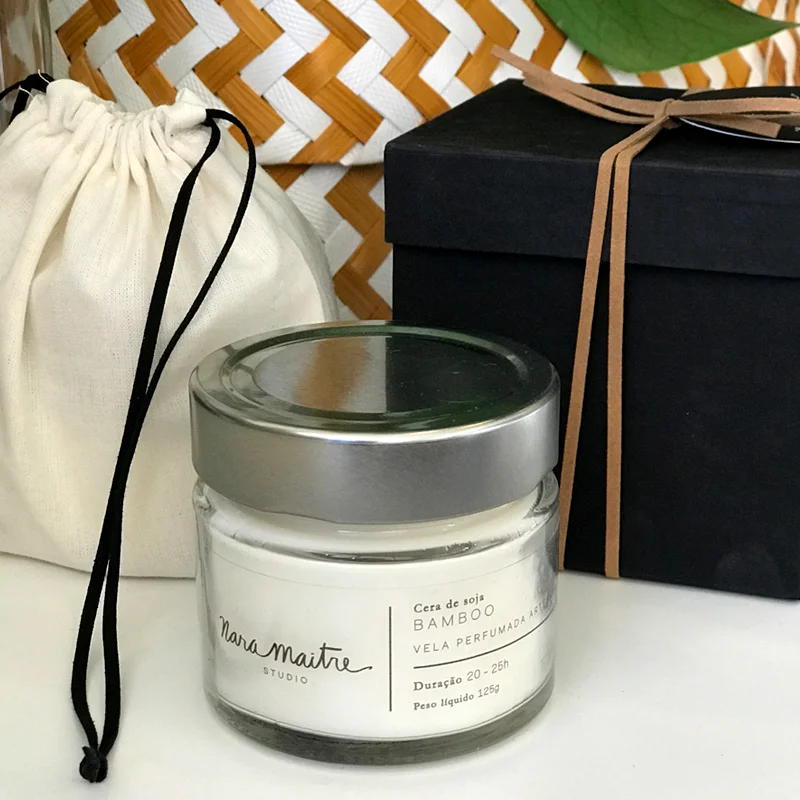 Vela Nara Maitre - Aroma capim - R$68,00 A vela, em cera de soja, vem acompanhada de 1 saco na cor cru com fita de couro preta + caixa azul marinho acartonada