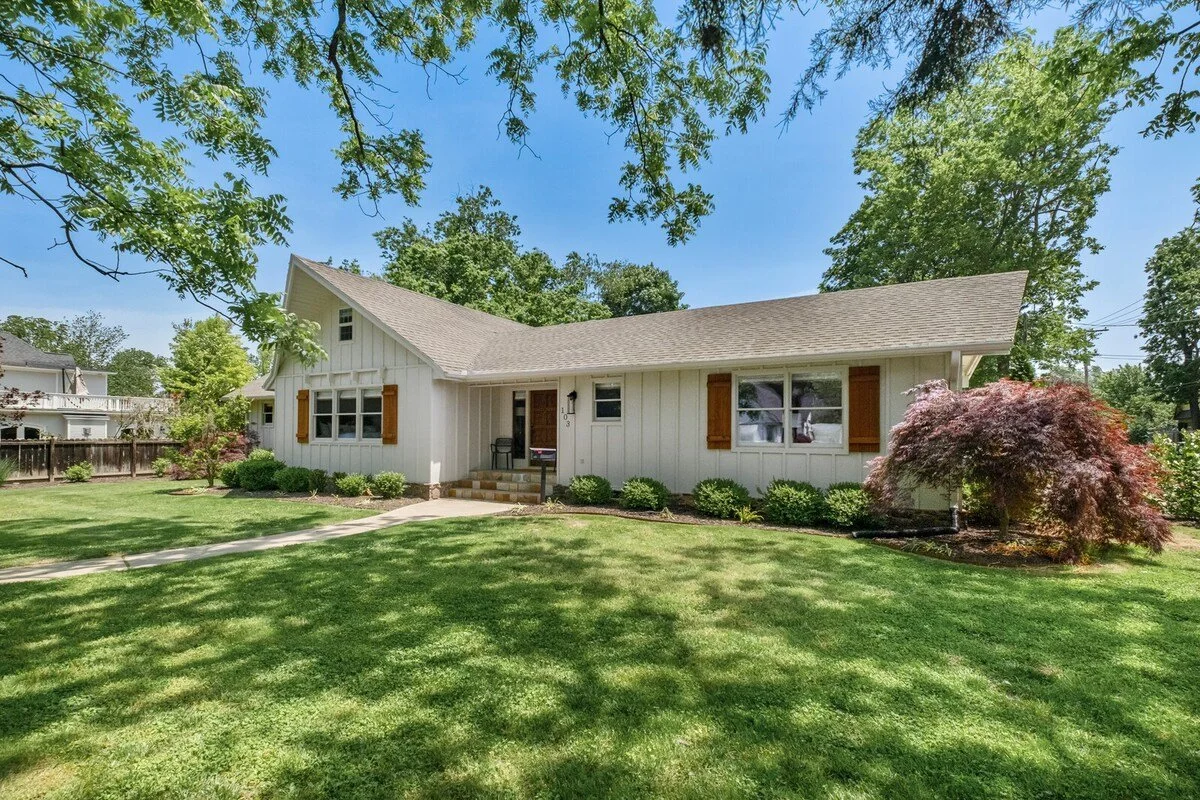 Welcome to Sunny Chalet. Inside you’ll find plenty of living space for TEN people, plus luxury amenities, including kitchenware, plush robes, extra linens, and more! — Freshly renovated with modern details, our open concept great room features a stri