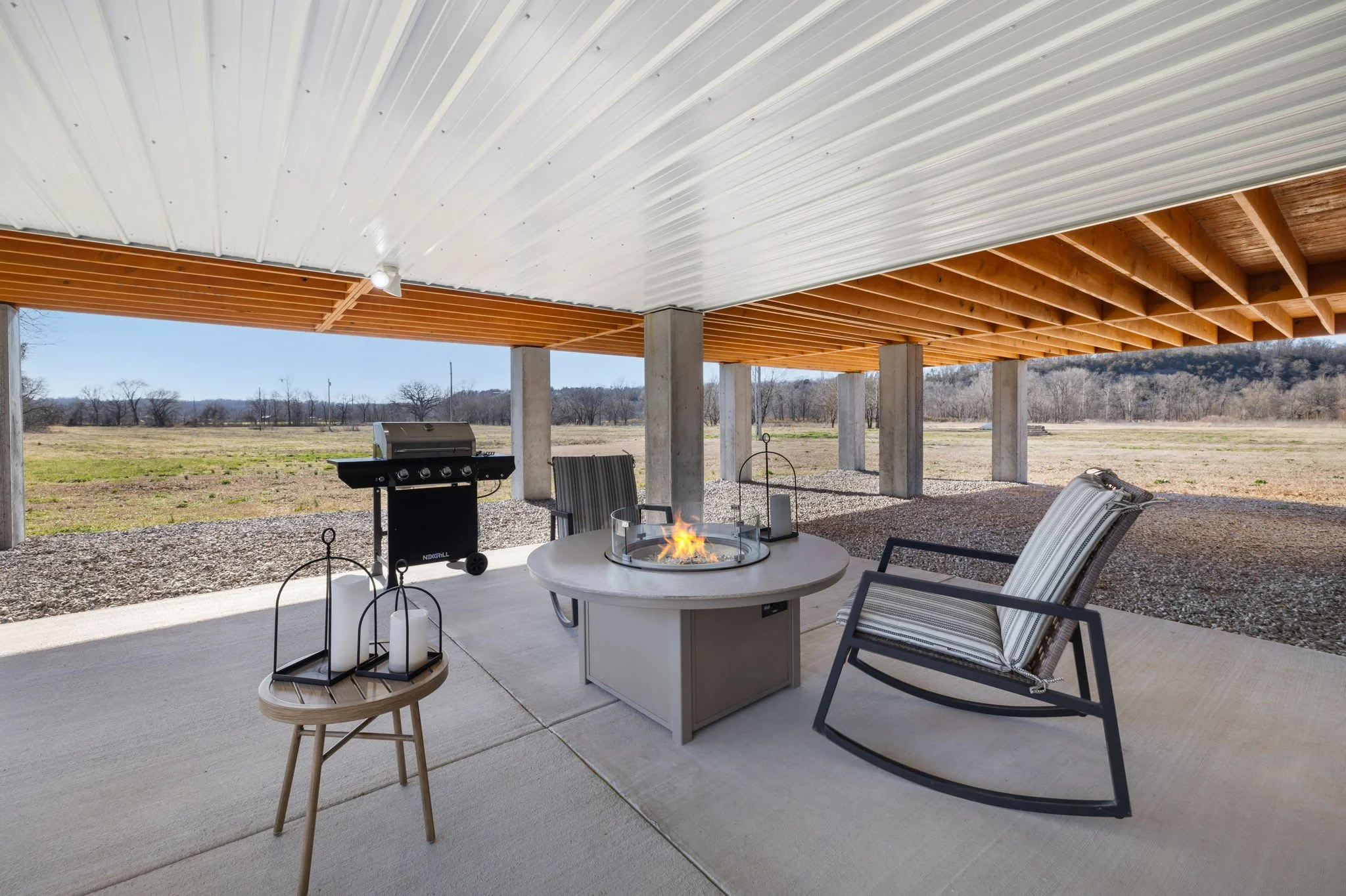 Under the house you'll find our grill and gas fire pit to end the day with some s'mores. 