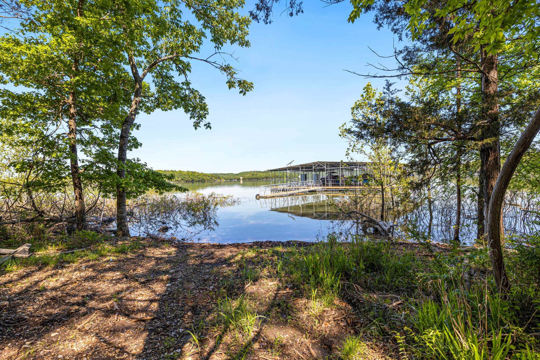 To head down to Beaver Lake, use the common path located in the back yard. 