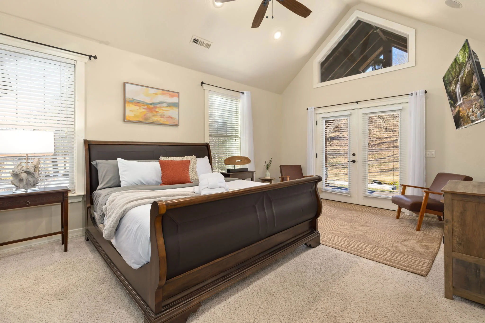 3 private bedrooms with attached full bathrooms, plus a bonus room, sleep a total of 16!