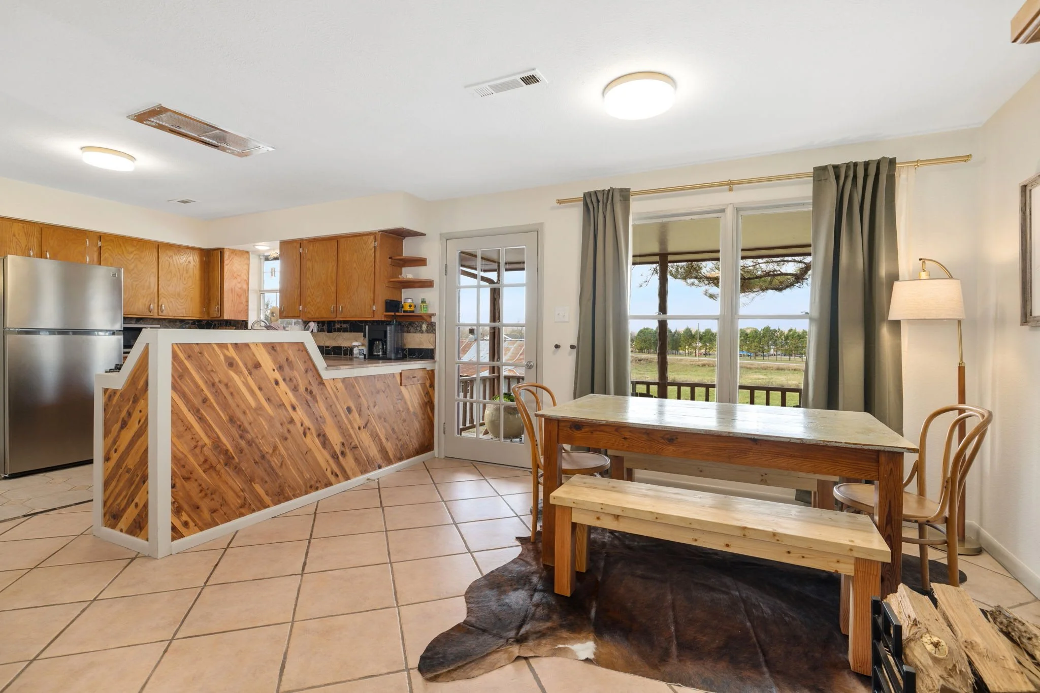 Dining table for 6 with a view!