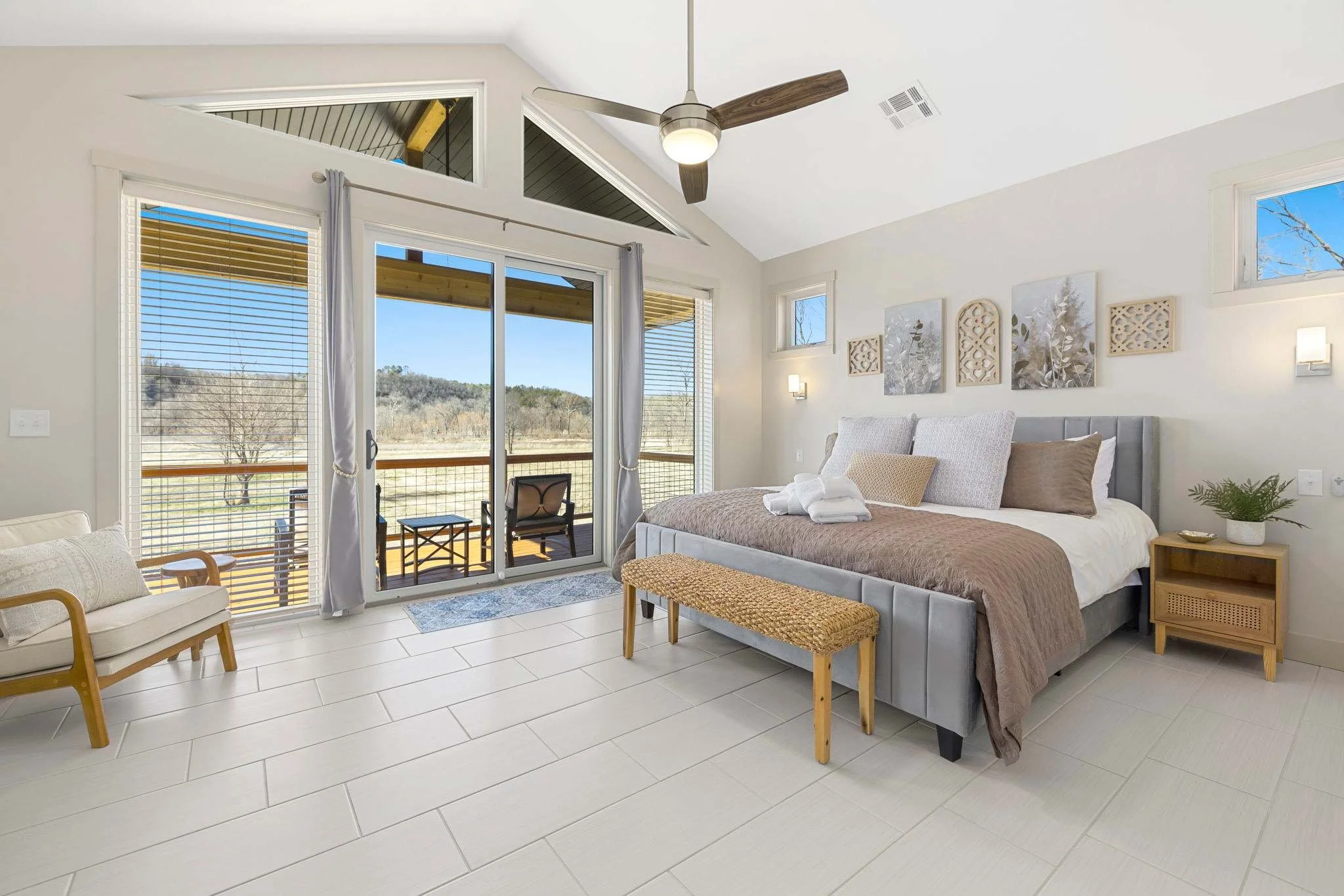 Sleeps 6! Two bedrooms (1) King bed (2) 2 Queen beds. 