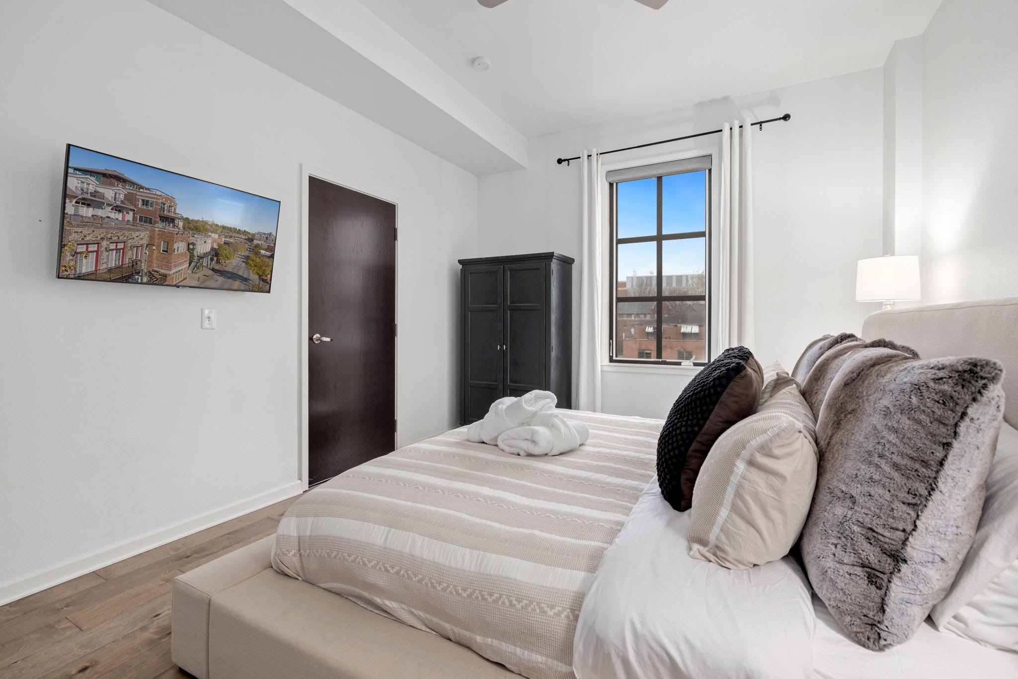 The bedroom features a King bed, a large walk-in closet, a Smart TV, and access to the full and large bathroom.
