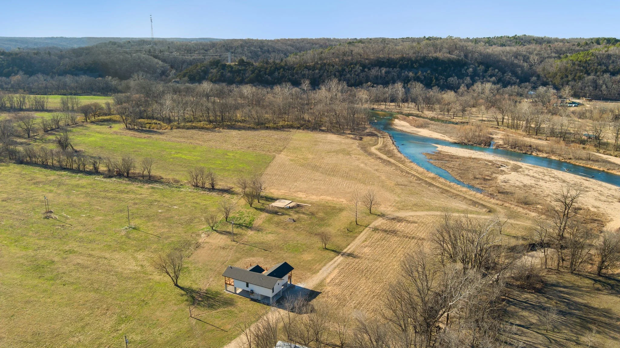  Direct access to The Elk River! Perfect getaway for those who love kayaking, floating, and fishing! 
