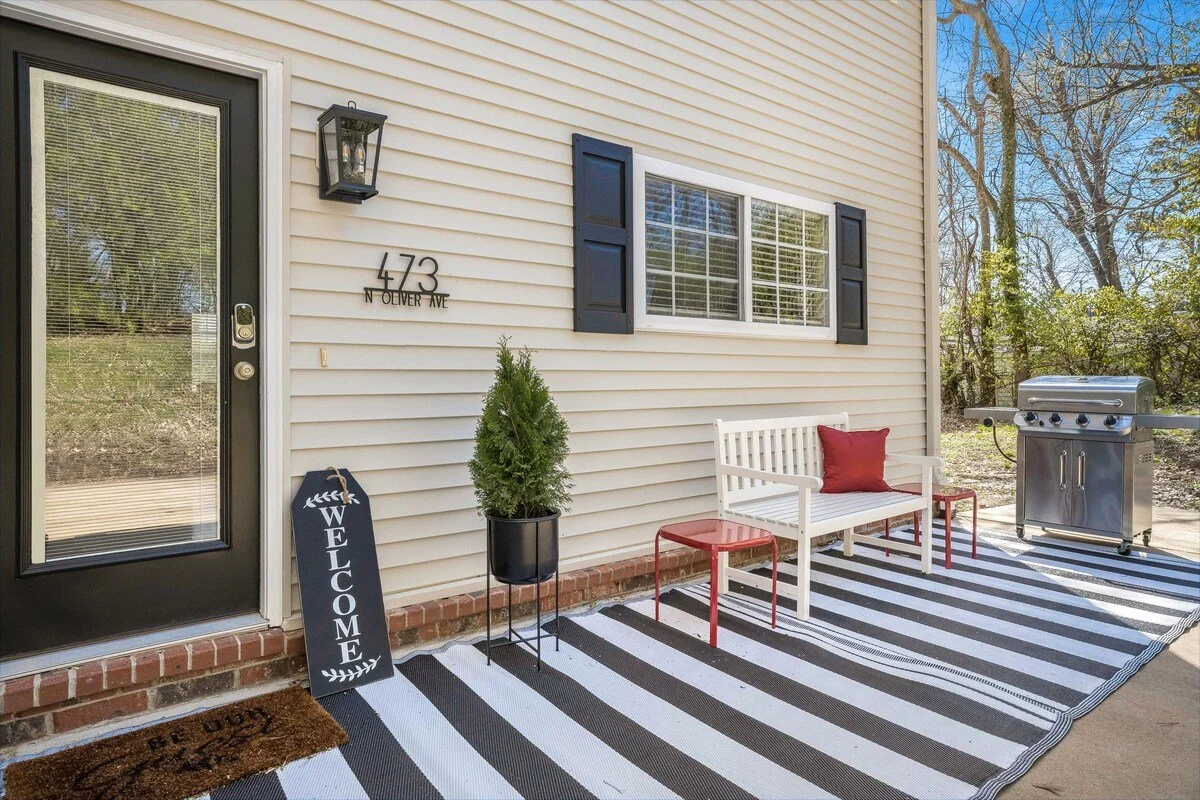 Welcome to Pig Sooie Porch, our Razorback  themed home filled with a blend of vintage & new hogs decor throughout! — The Perfect spot for BBQ, to celebrate a U of A graduation, a getaway for any past and future Hogs, and sports fans in general.