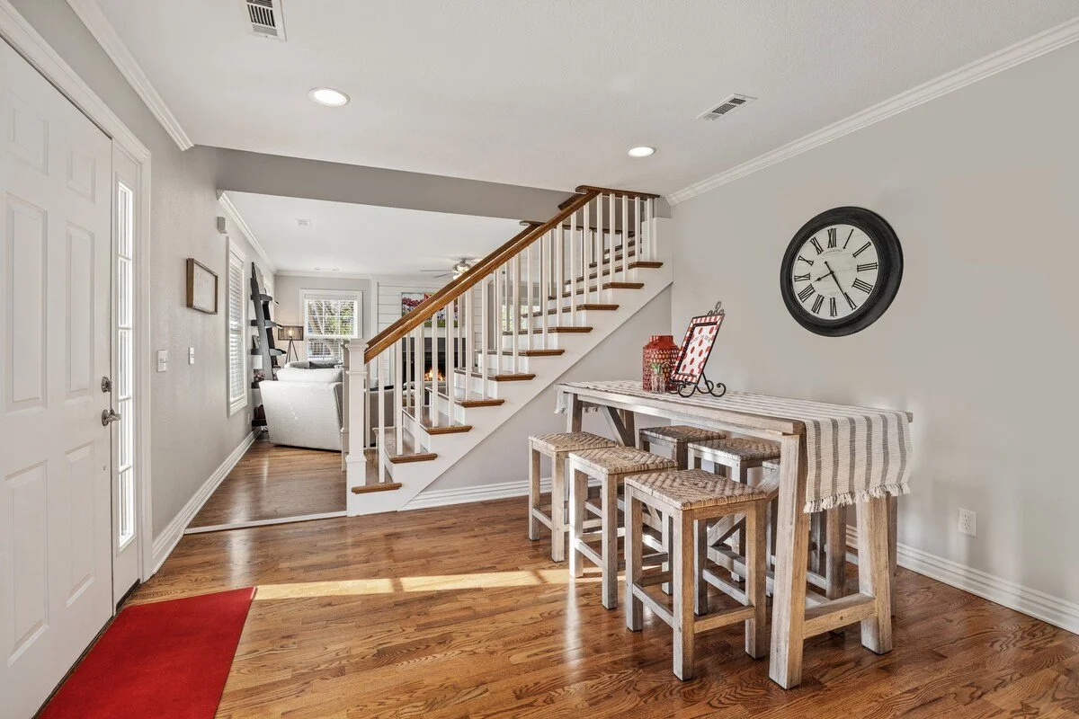 Total dining space for 18 throughout!
