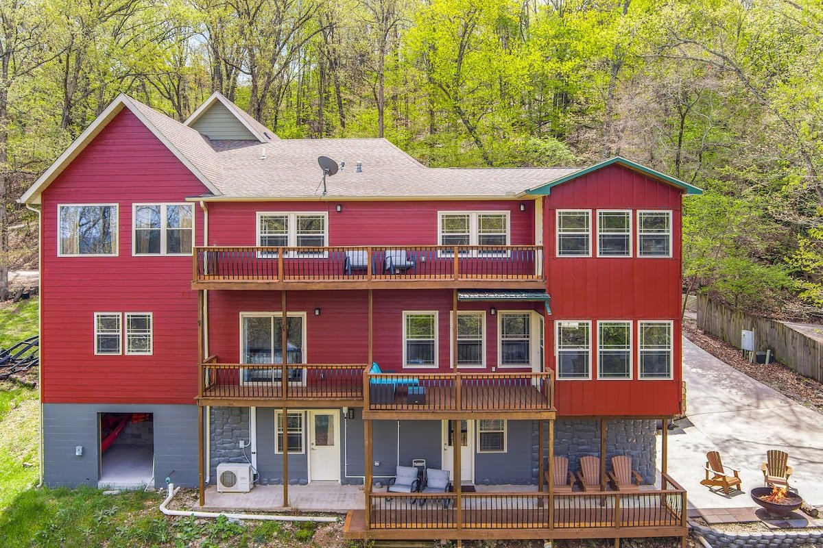 Out back, you’ll have access to our private trail leading directly to Beaver Lake! We've also left a kayak and some paddles if you're looking to explore the lake a little.