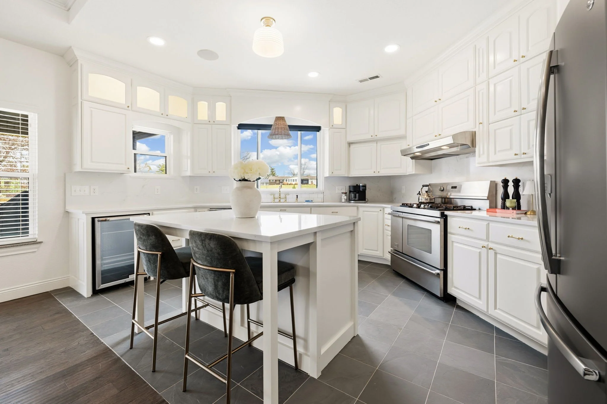 Gorgeous, fully stocked kitchen.