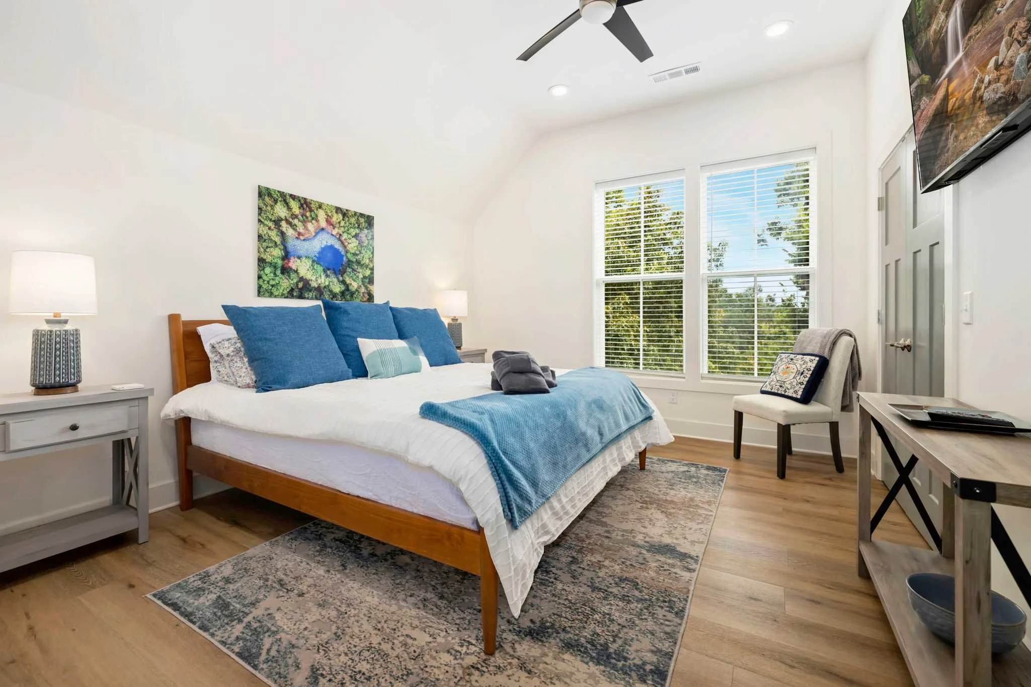 Sleeps 5! — 3 beds: 2 King beds and a Twin air mattress.