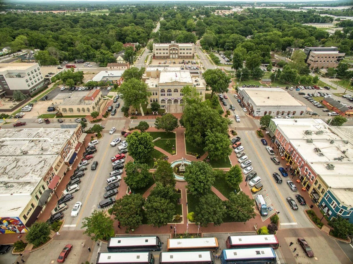 Just a 2-minute walk from the Brownstone and you are right in the happenin' Bentonville town square, surrounded by restaurants, shopping, bike and walking trails, museums, and more.