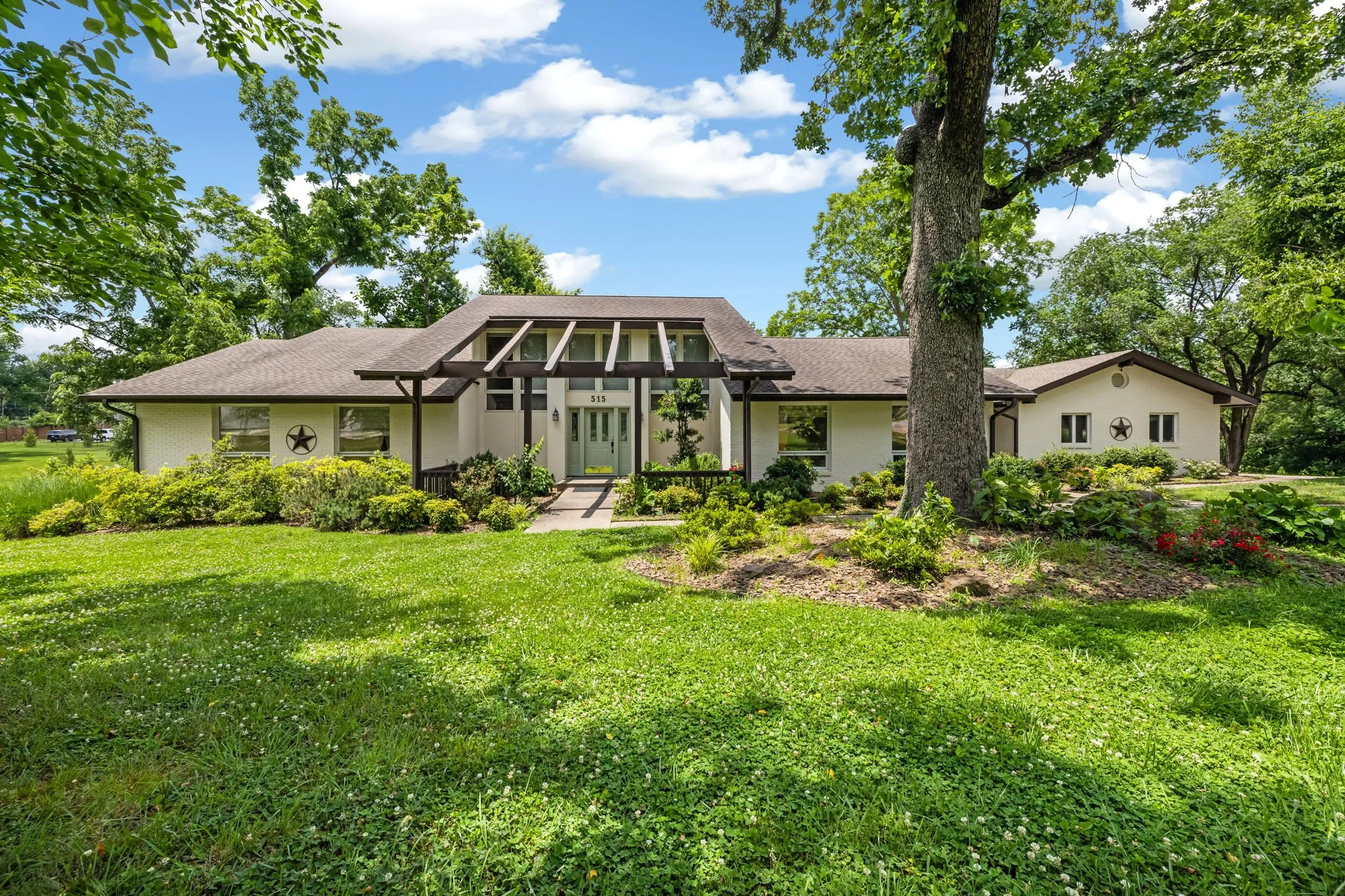 Welcome to Valley House. Offering amenities for up to 15 people, our spacious three-story, 6-bedroom, 3.5-bathroom home is the perfect blend of luxury and convenience for the whole family!
