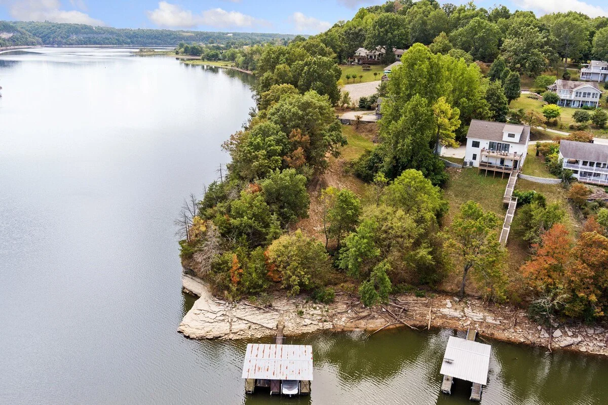 Direct access to lake.