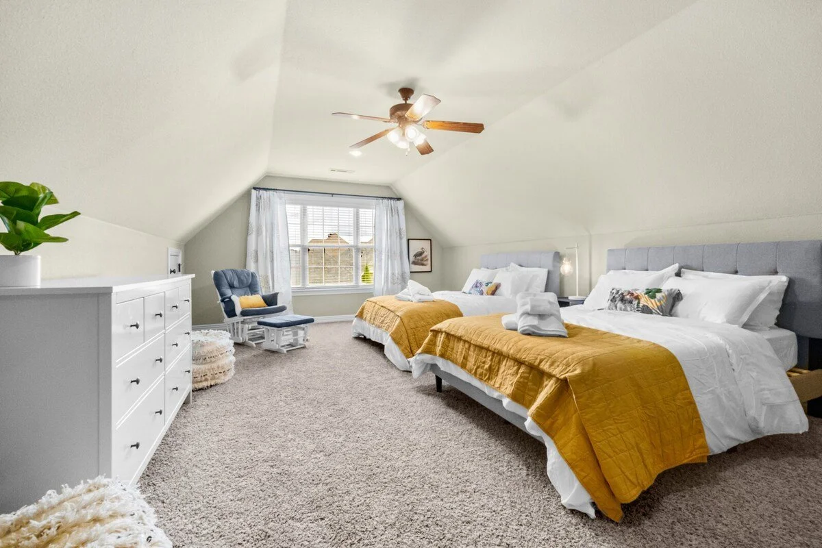Sleeps 10! — Four bedrooms - 2 King size rooms, one room with separate Queen + Twin beds, & one room with two Full beds.