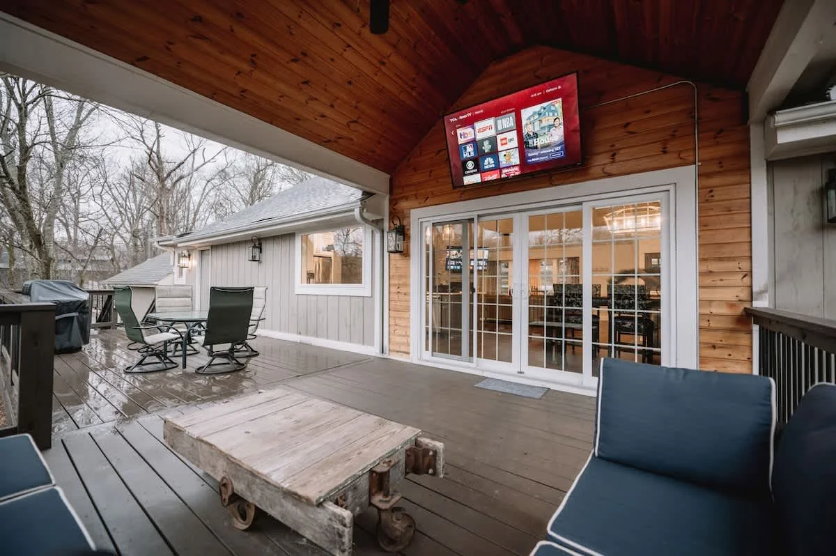 ... a Smart TV, dining table and grill to enjoy a meal al fresco!