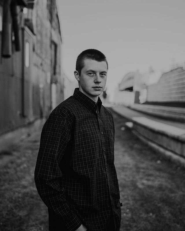 High school and college seniors, this post is for you! I understand how these unfortunate times took away the most important day for you. Graduation is such a huge milestone and I want to capture this special moment for you, even without your ceremon