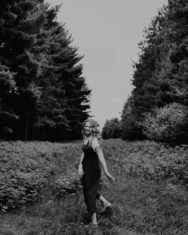 ❕2021 Seniors❕This post is for you. Still looking to book your senior session? I have a great deal for you, from now till July 4th when you book a senior session with me you will get $25 off your session. If you share and refer me to someone and they