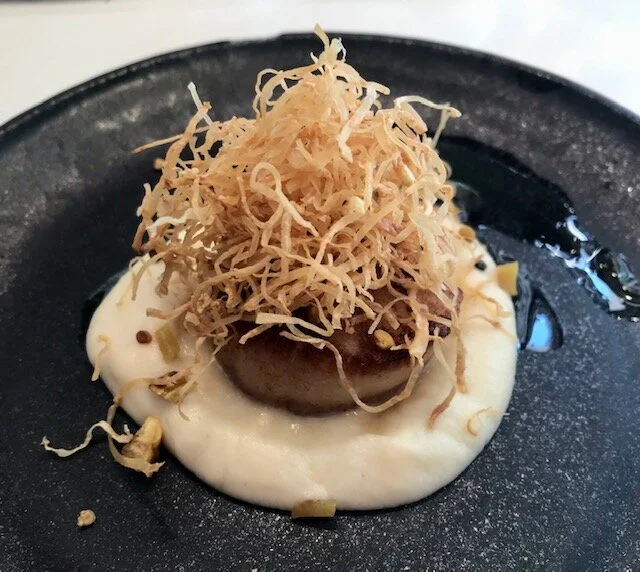 Scallop in celeriac sauce with shredded deep-fried celeriac