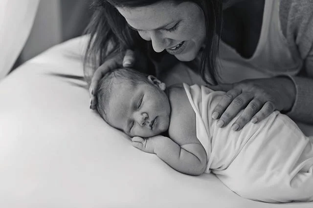 Some newborn squish for your Sunday afternoon 🥰 #amyalldayphotography #melbourne #melbournenewbornphotographer #melbournefamilyphotographer #newborn #newbornphotography #baby #blackandwhitephotography #babyphotography