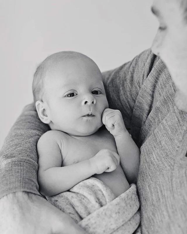 Bright eyed baby Finn.⭐️ amyalldayphotography #melbourne #melbournenewbornphotographer #melbournefamilyphotographer #newborn #newbornphotography #baby #blackandwhitephotography #babyphotography