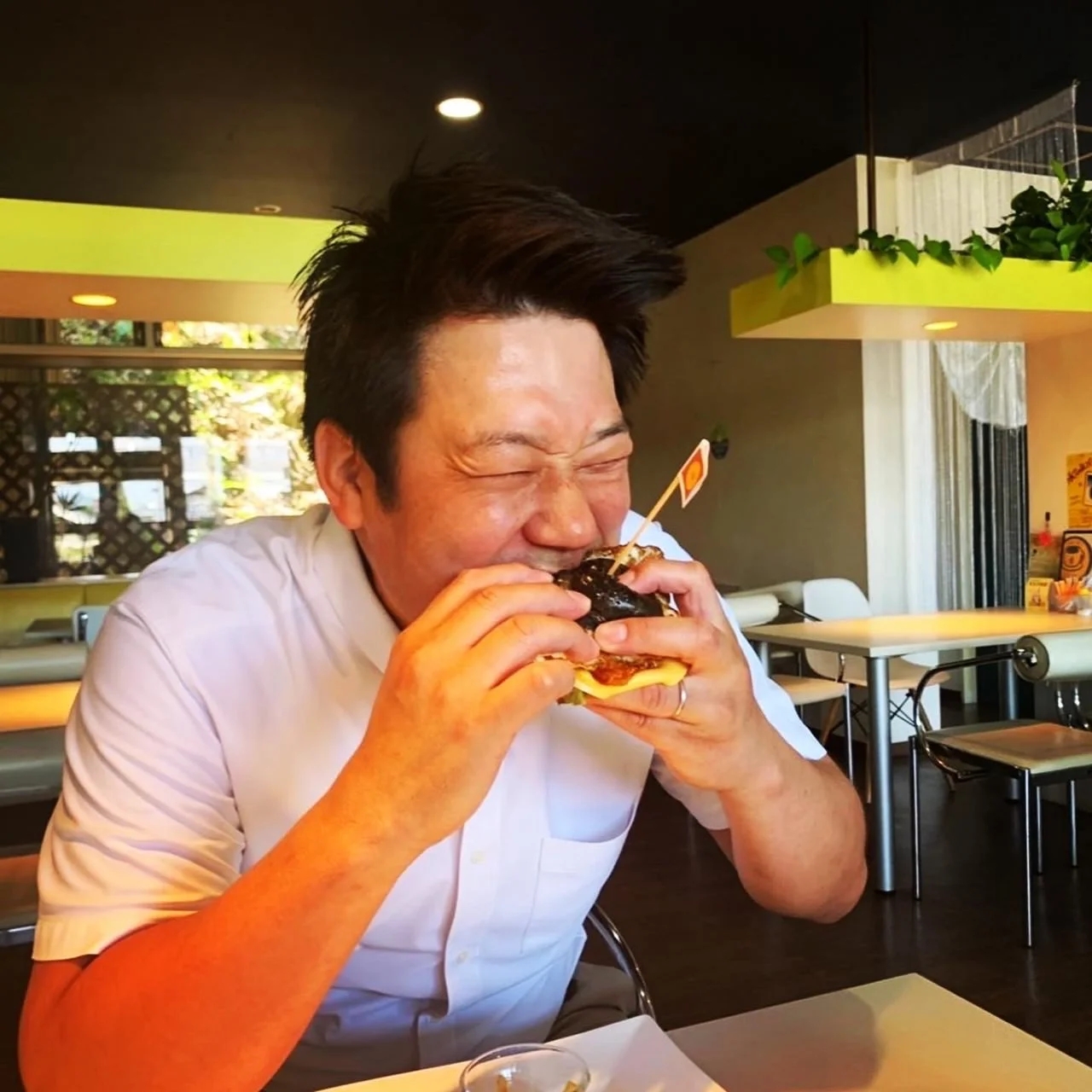 男2人でお洒落カフェでドキドキしながら承久の乱コラボバーガー🍔を食べるの図