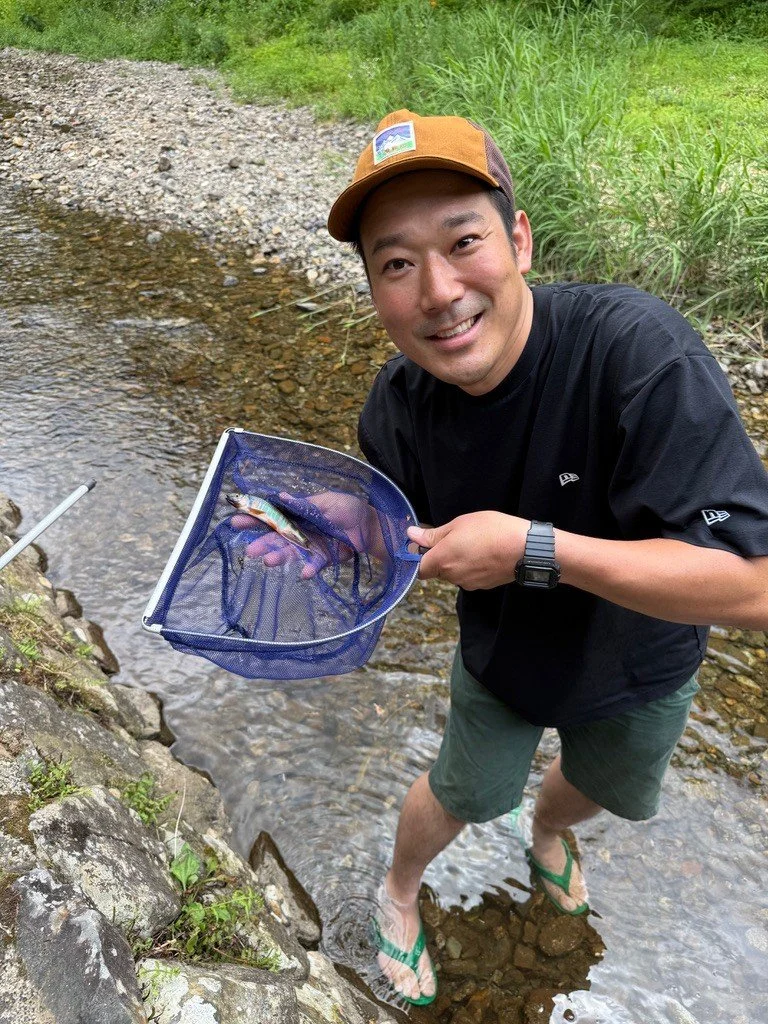 タモ網で魚の採集を楽しむ平野祐也