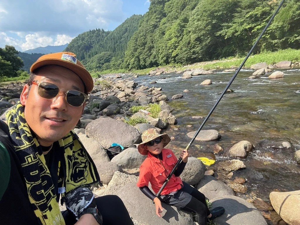 息子と鮎の友釣りを楽しむ平野祐也