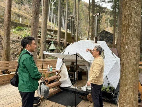 屋外サウナ施設を視察する平野祐也