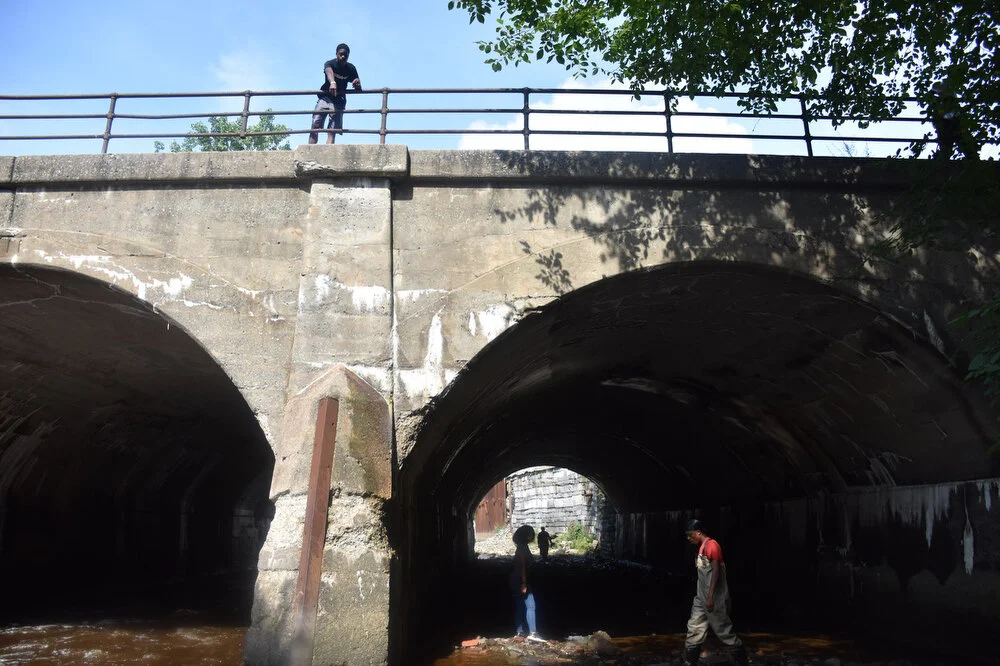 Jarelle Summers, top, gestures to Nicolena Russell and Kai Griffin, bottom, as they explore the Poesten Kill in Troy, N.Y. on Aug. 8, 2018. 
