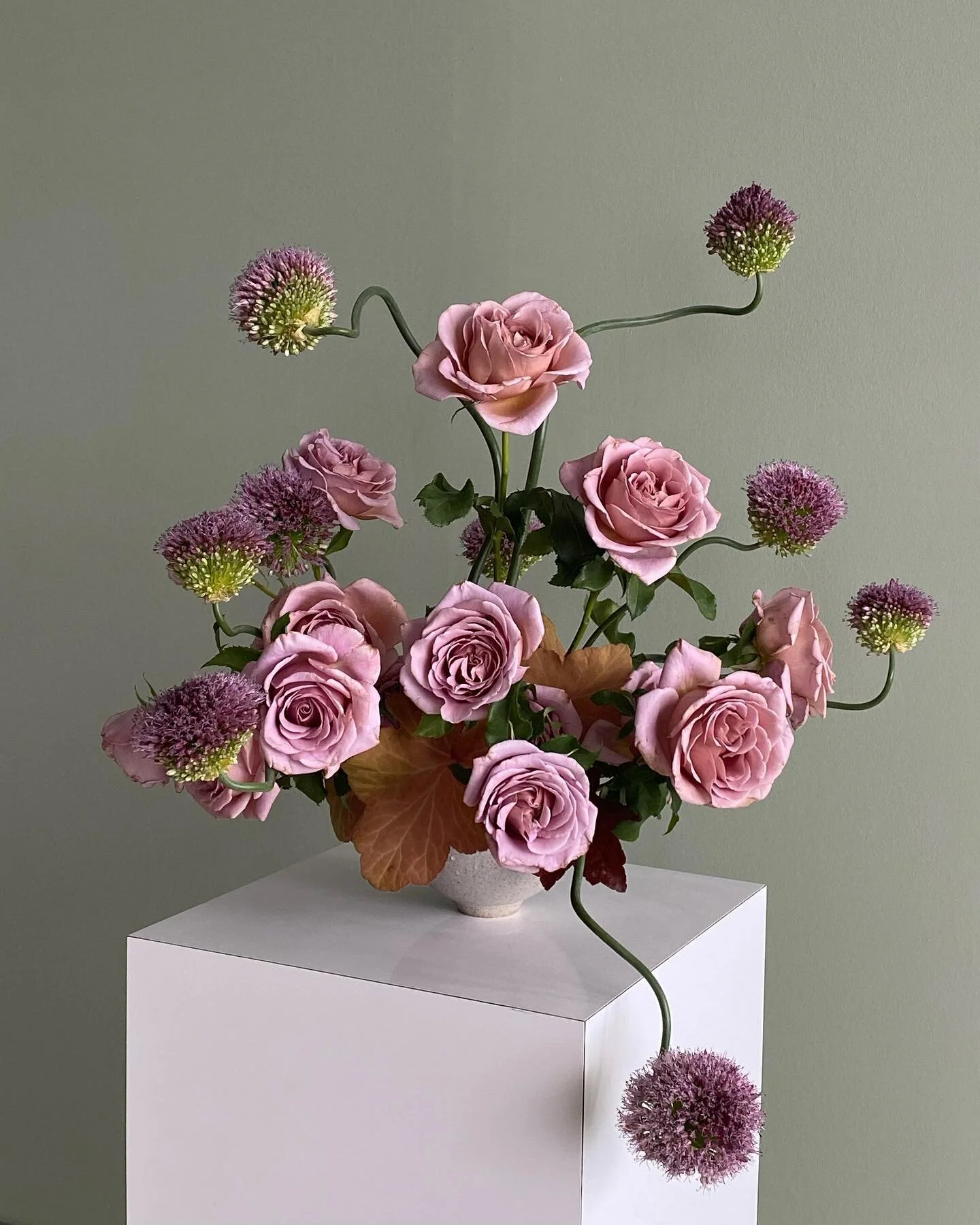 Around this time last year 🖤 freshly painted walls and a whole lot ahead of me. Fast forward to today&mdash;welcoming in my right hand gal @nicoleegreenn with open arms 🥹