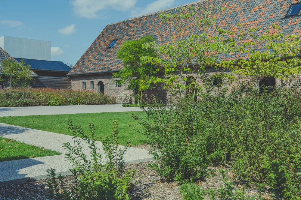 Bedrijfstuin met verzorgde beplanting