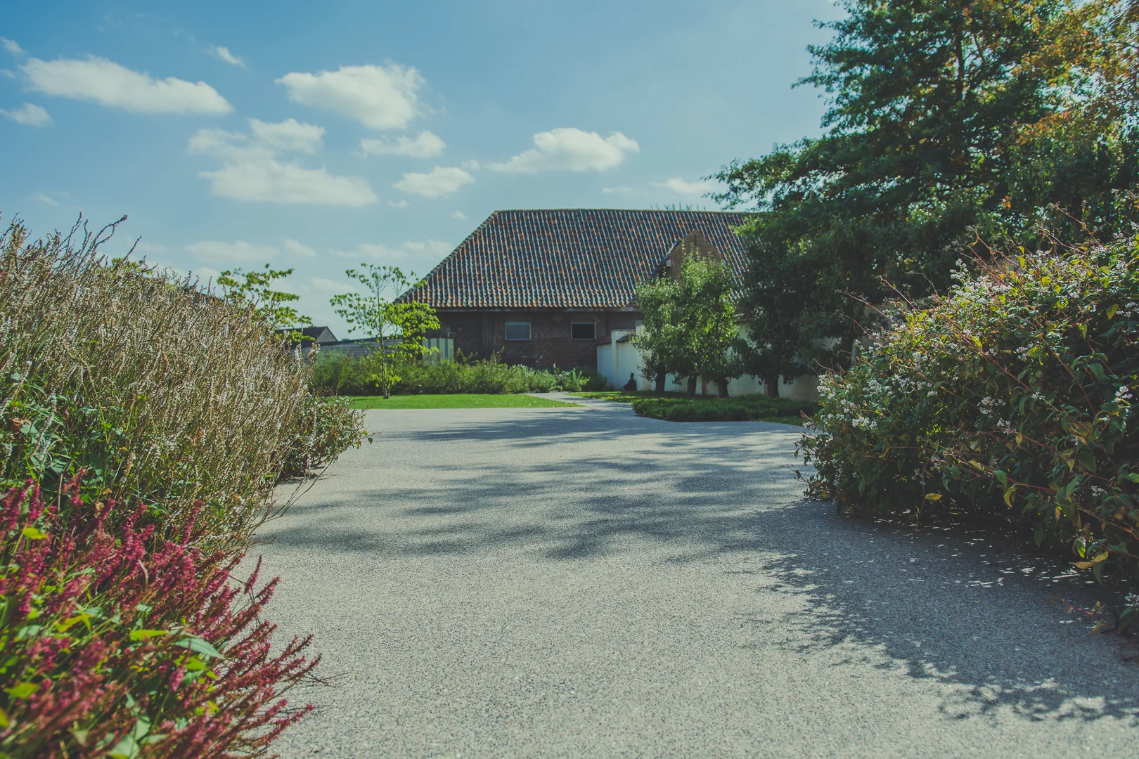 Kantoortuin en parkeerruimte in het groen